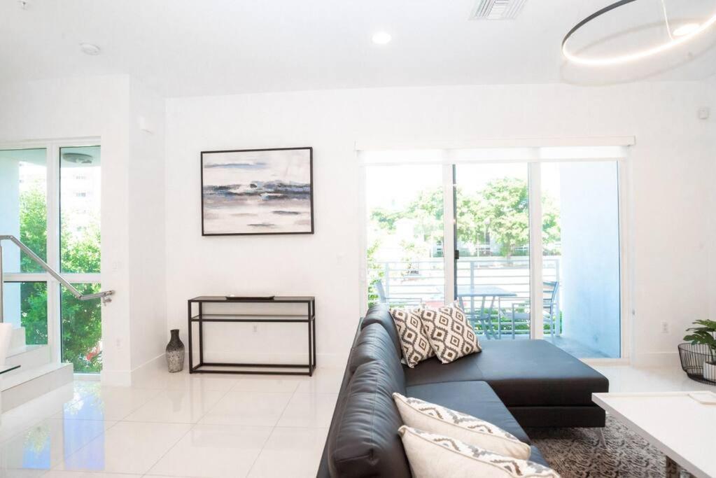 Across The Ocean Few Steps To Beach Contemporary Three Bedroom Townhouse Pompano Beach Exterior photo